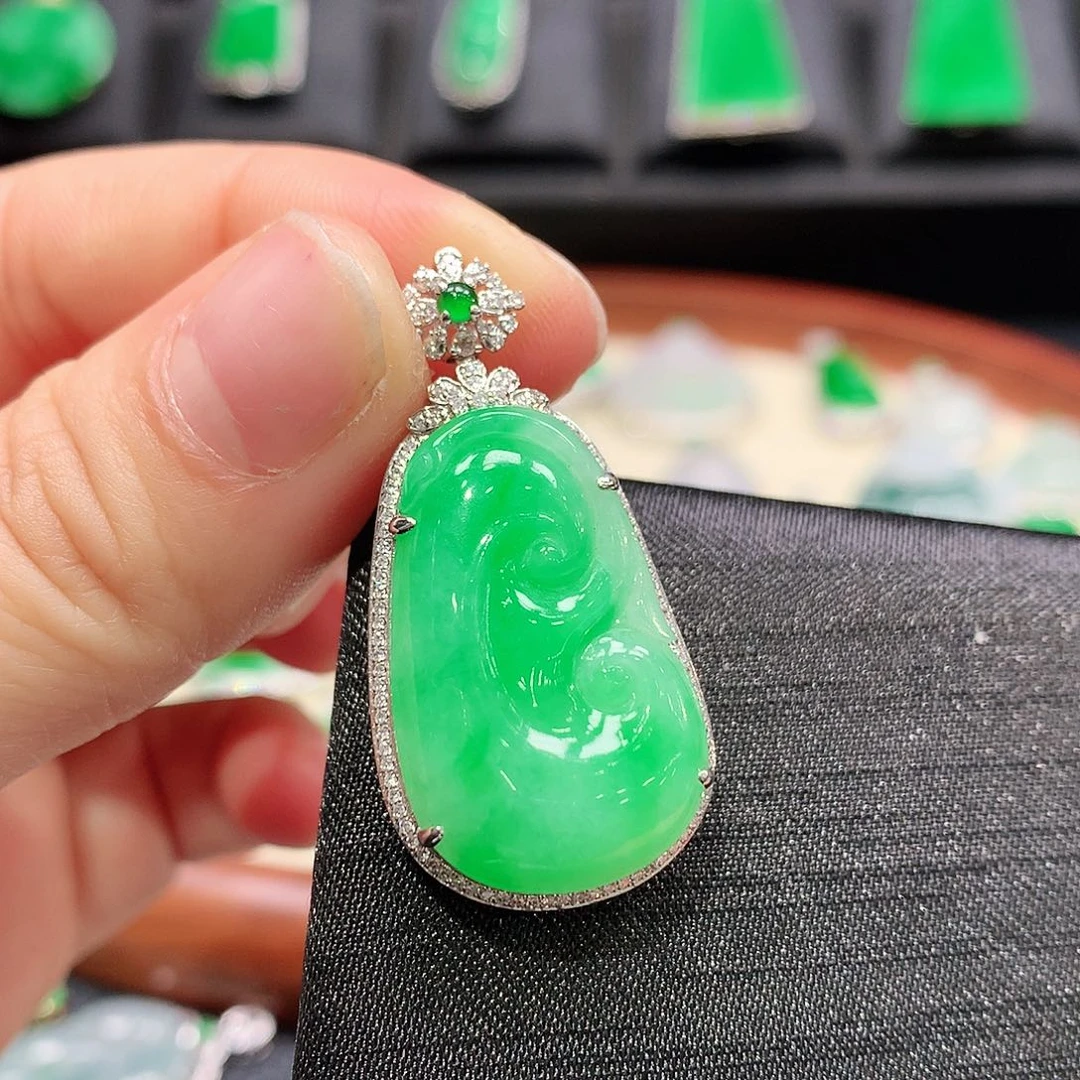 翡翠颈饰18K金镶嵌如意