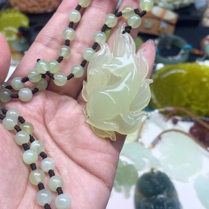 蛇纹石玉未镶嵌颈饰