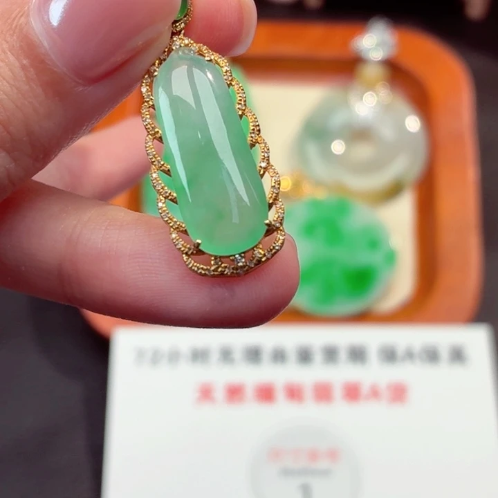 翡翠18K金镶嵌颈饰