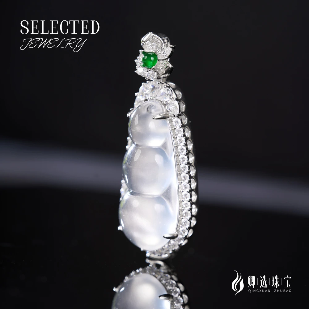 天然高冰俄白石英质玉镶嵌福豆挂坠