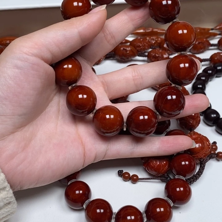 佩***圈橄榄核雕刻工艺的发展