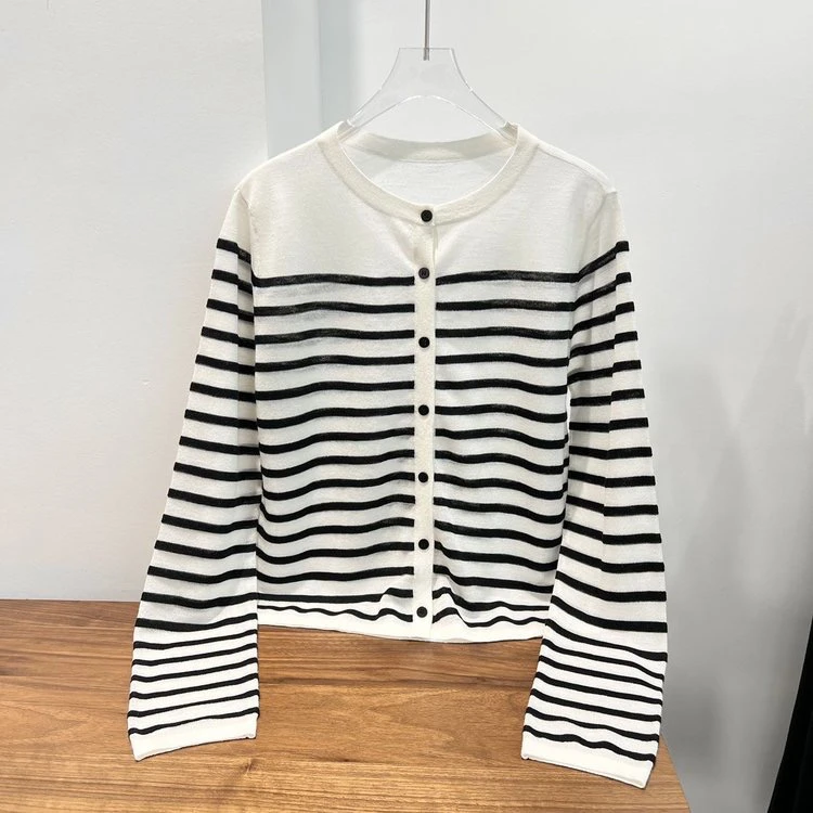 M家圆领轻柔肌理感针织开衫 250335