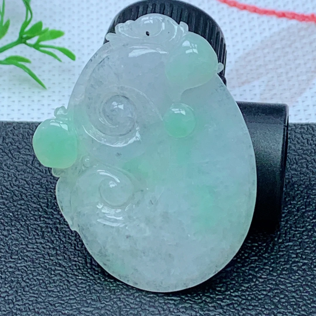 缅甸天然A货翡翠 淡春彩如意吊坠