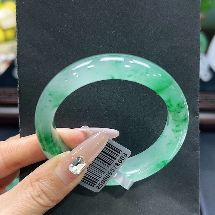 小***驹石英质玉（非洲翠）未镶嵌手镯