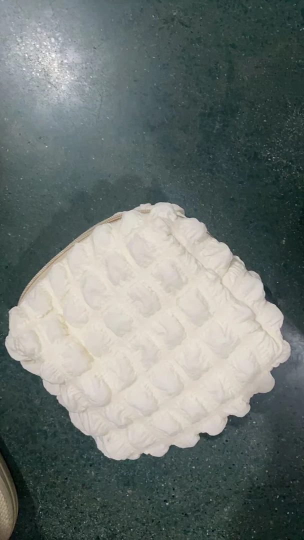 米色云朵包包发1个微瑕