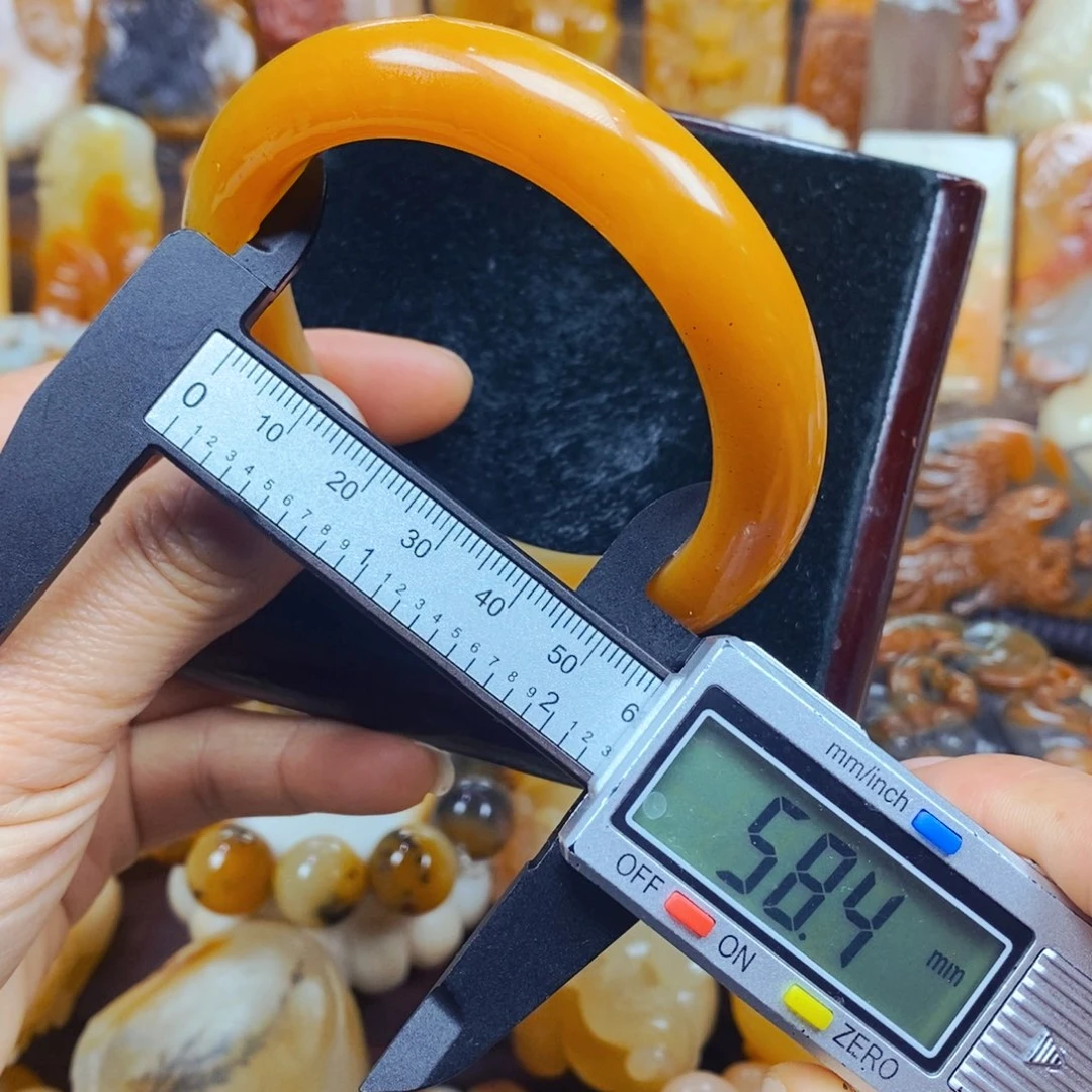 石英质玉（黄龙玉）颈饰未镶嵌