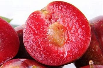 一箱红心三华李