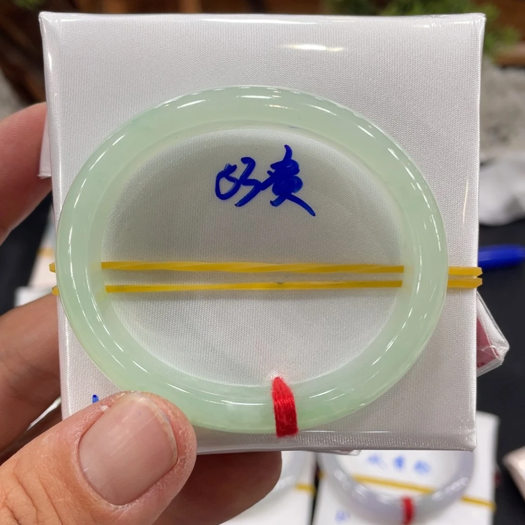 翡翠手镯未镶嵌翡翠