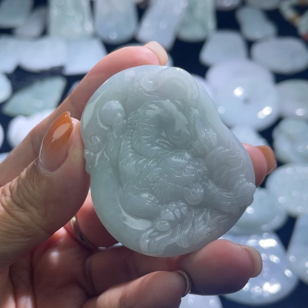 翡翠未镶嵌颈饰虎牌