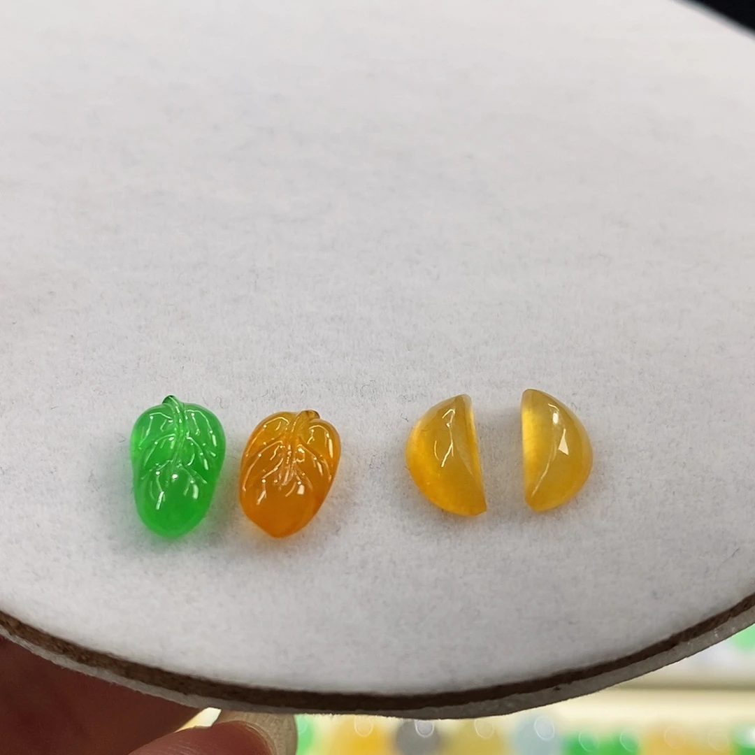 颈饰未镶嵌翡翠两对不同价