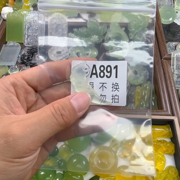 岫玉未镶嵌吊坠(不含链)鹊**荫