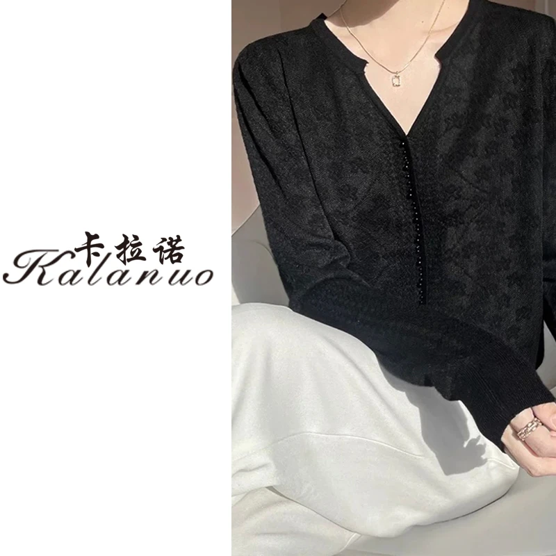 【卡拉诺】2025新款蕾丝镂空V领钉珠打底衫6350