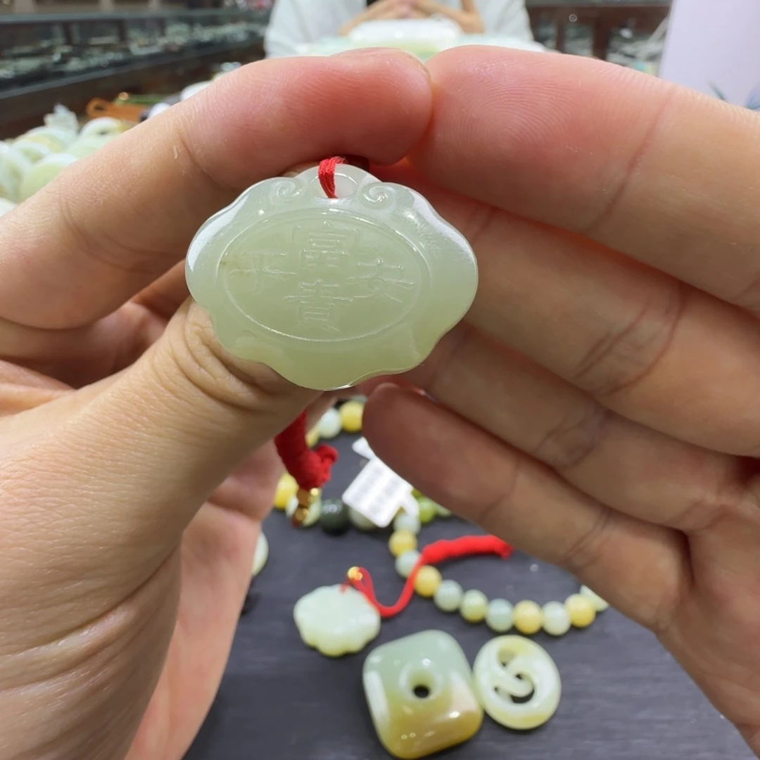 和田玉未镶嵌吊坠(赠链)新疆和田玉如意锁