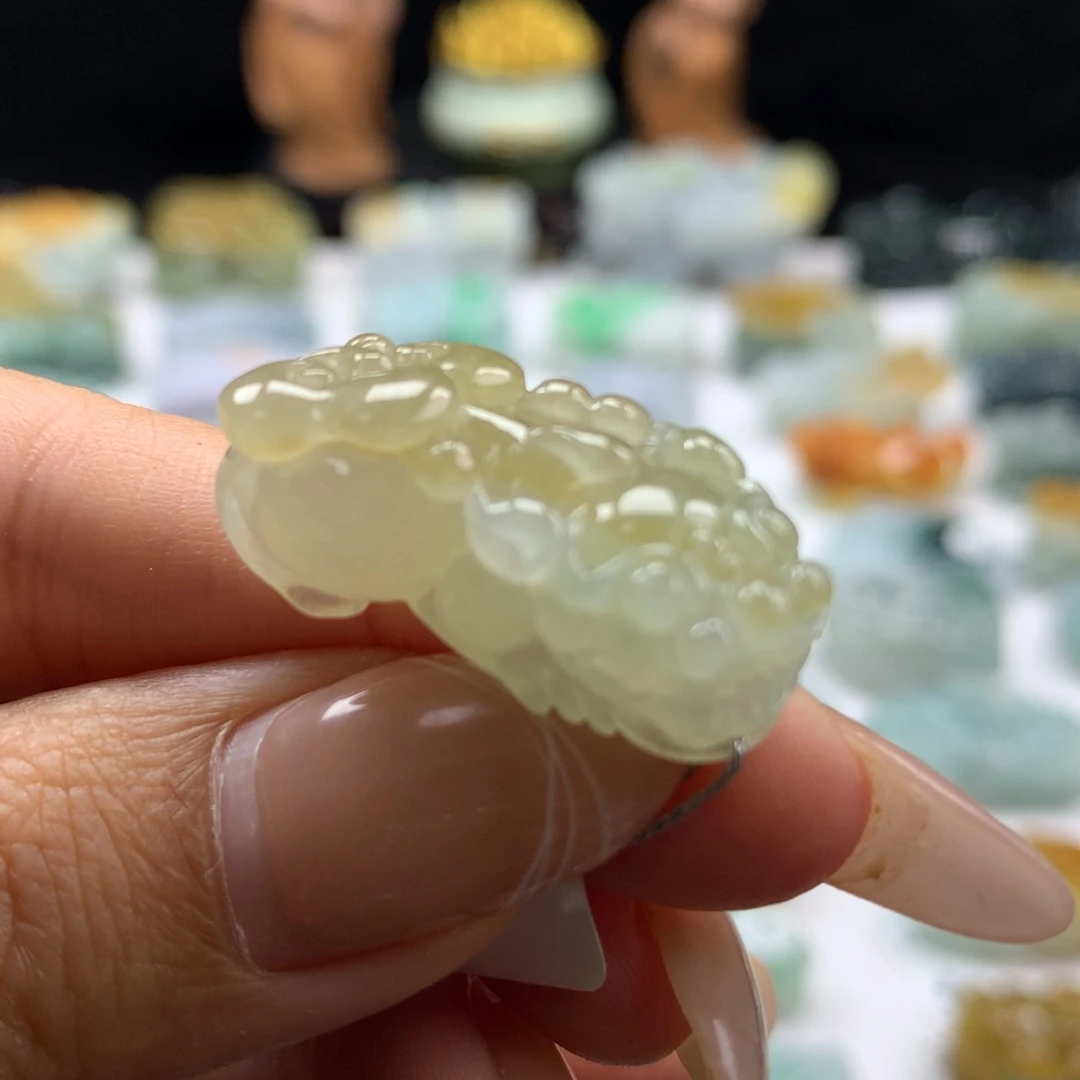 翡翠未镶嵌颈饰如意貔貅