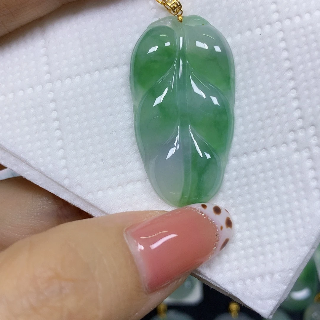 颈饰18K金镶嵌翡翠挂件