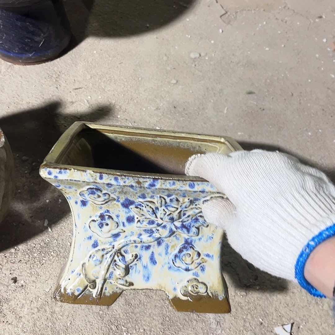 紫砂花盆里的小猫咪