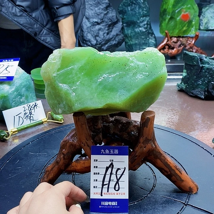 蛇纹石玉原石未镶嵌