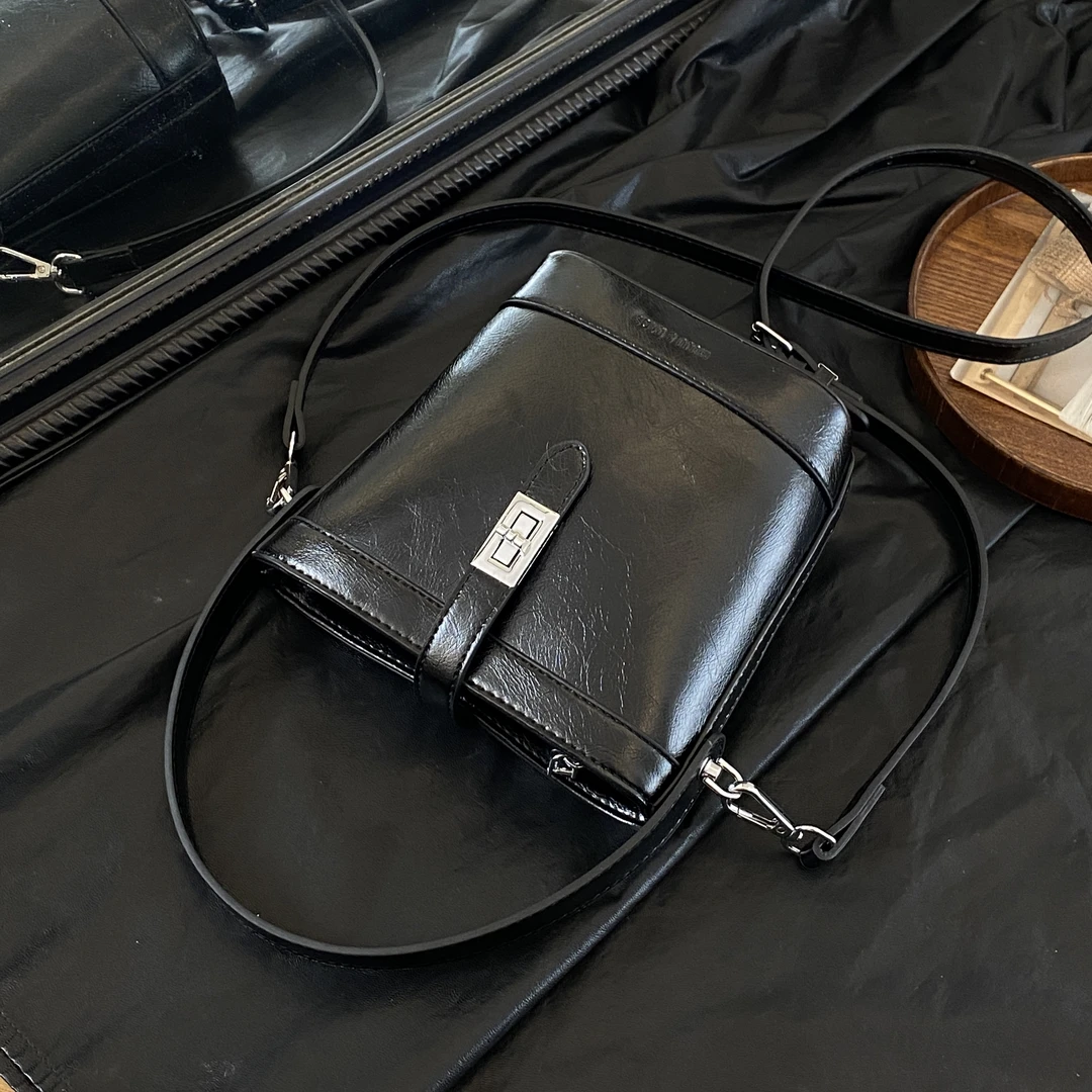 2025秋冬新款腋下潮流复古单肩斜挎包休闲韩版女包 8021