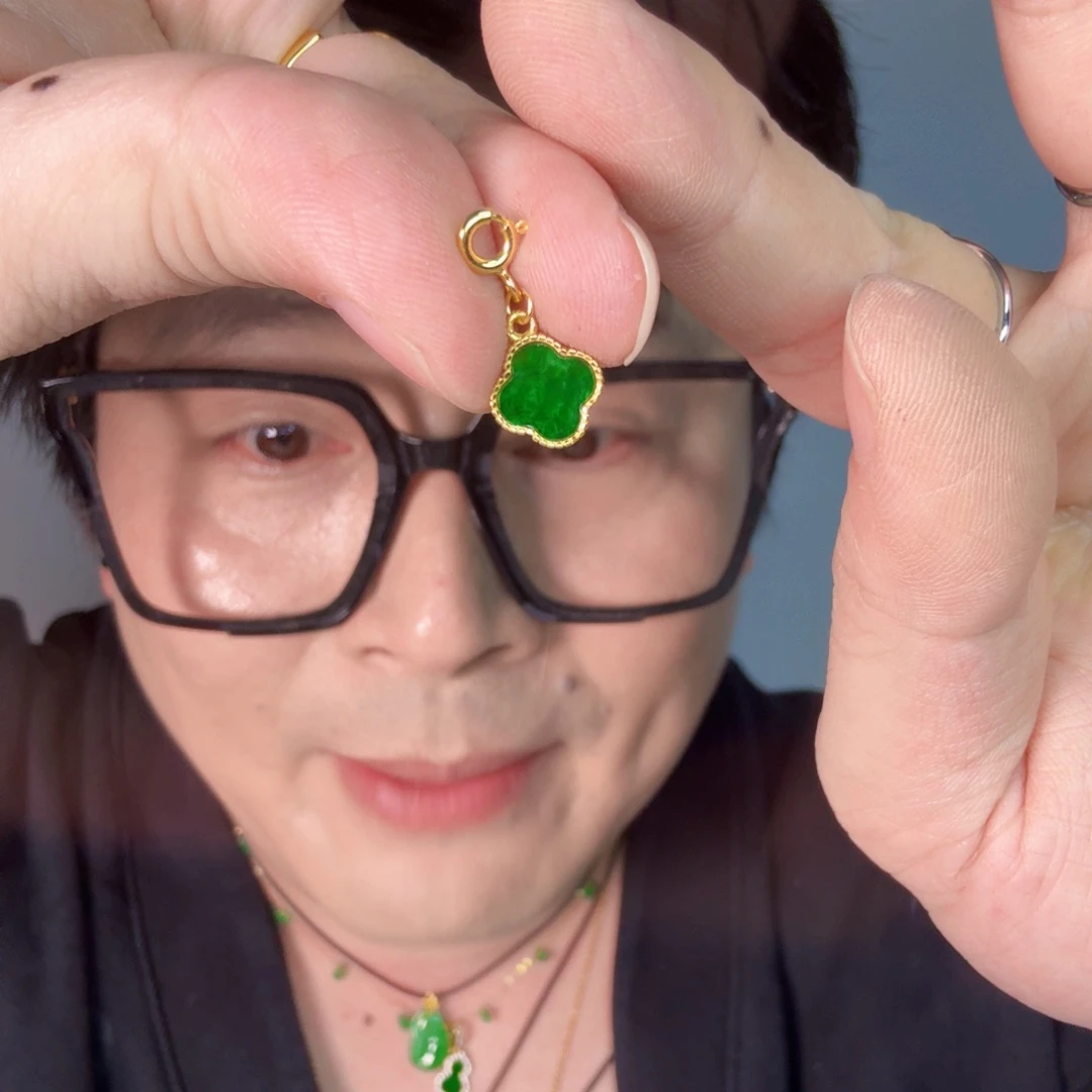 翡翠未镶嵌颈饰一件