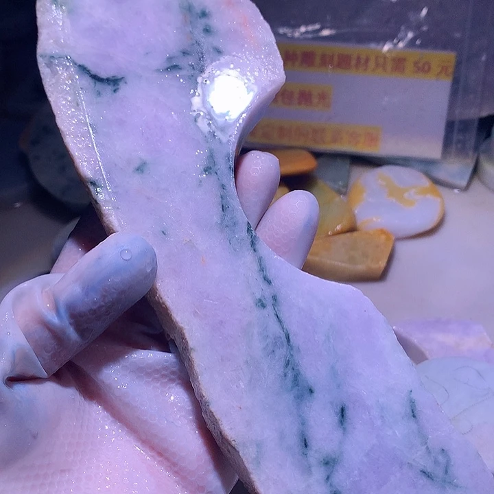 颈饰9K金镶嵌翡翠边角料