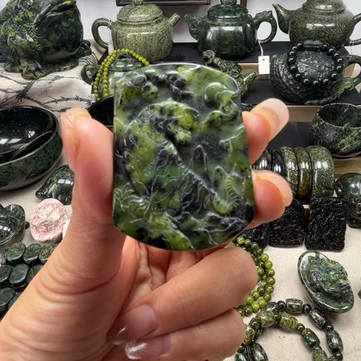 蛇纹石玉未镶嵌吊坠(不含链)冰透黄翠虎牌