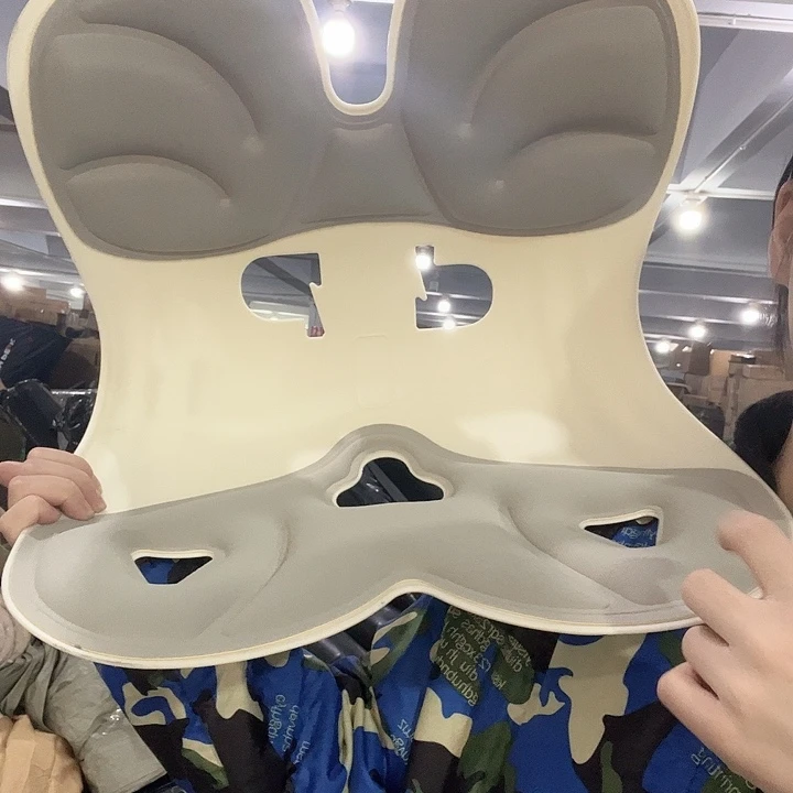 玻璃灰色椅子。人体