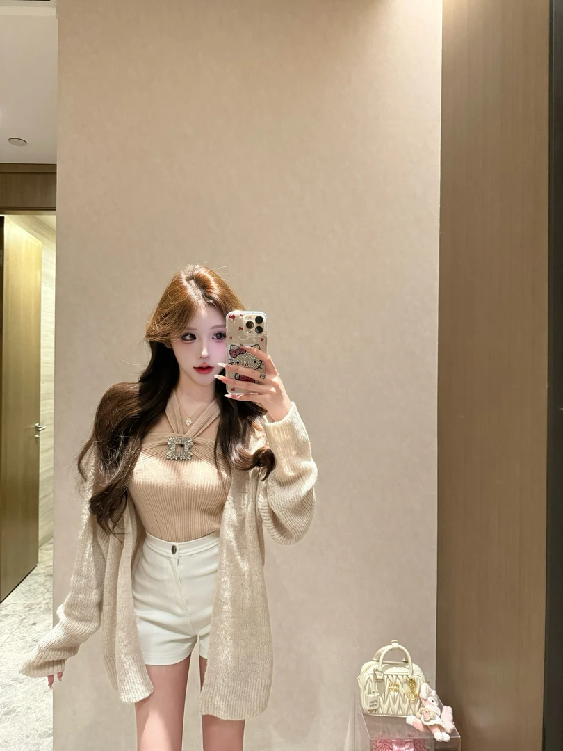 周周·【轻奢纯欲】镶钻挂脖吊带针织开衫套装