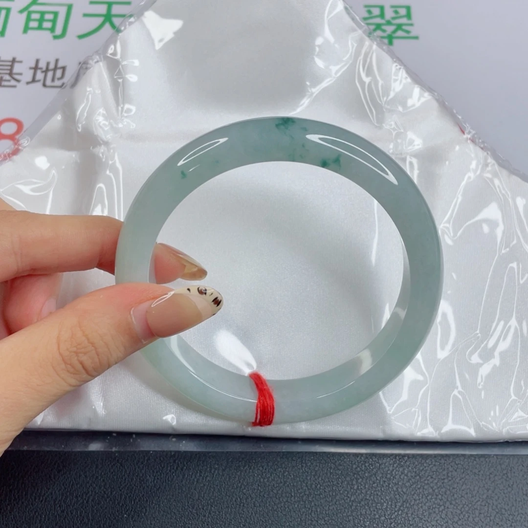 痛***。翡翠未镶嵌手镯冰飘花