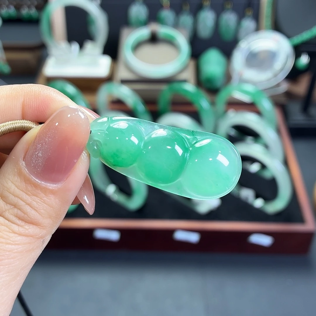 石英质玉未镶嵌颈饰