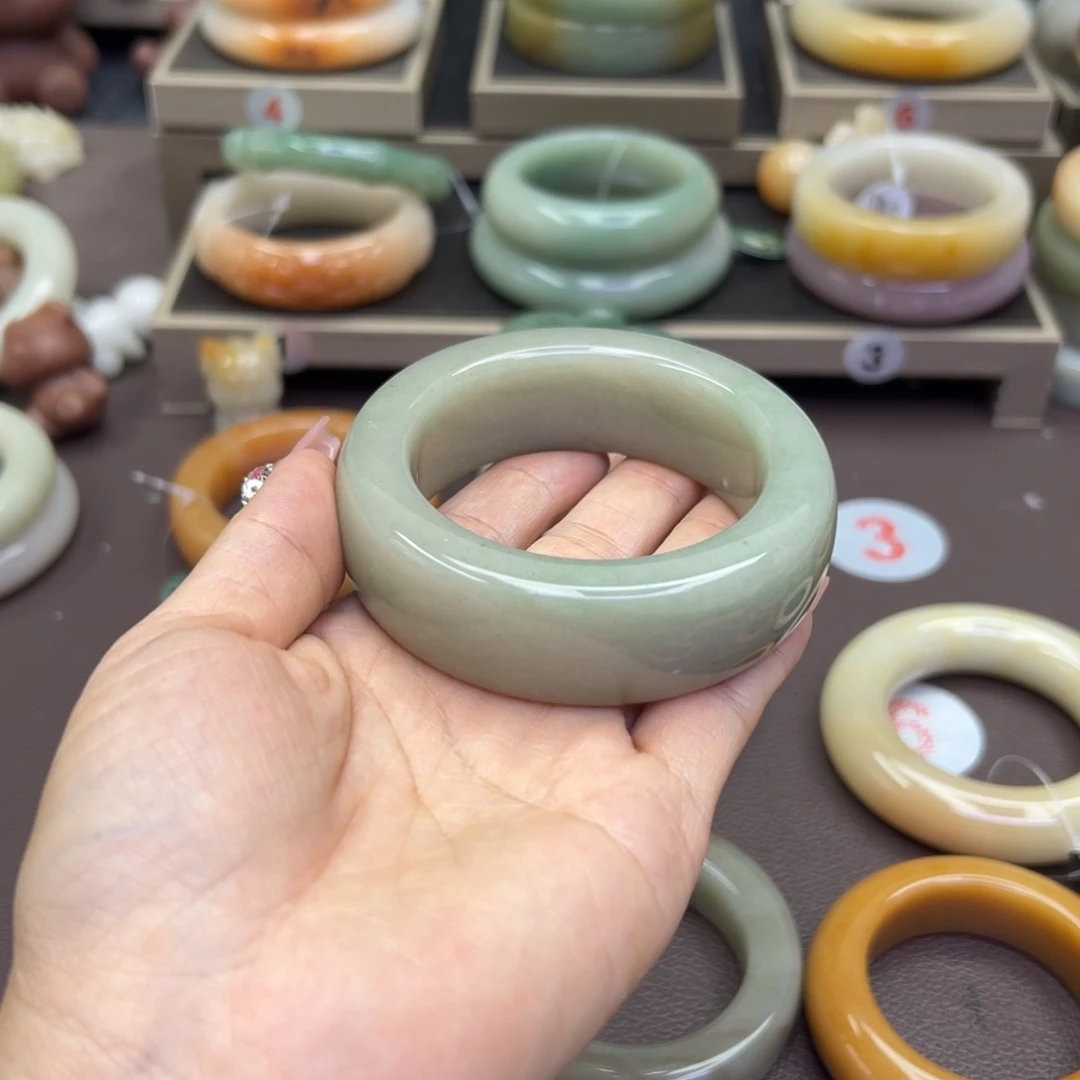 石英质玉手镯未镶嵌。****。