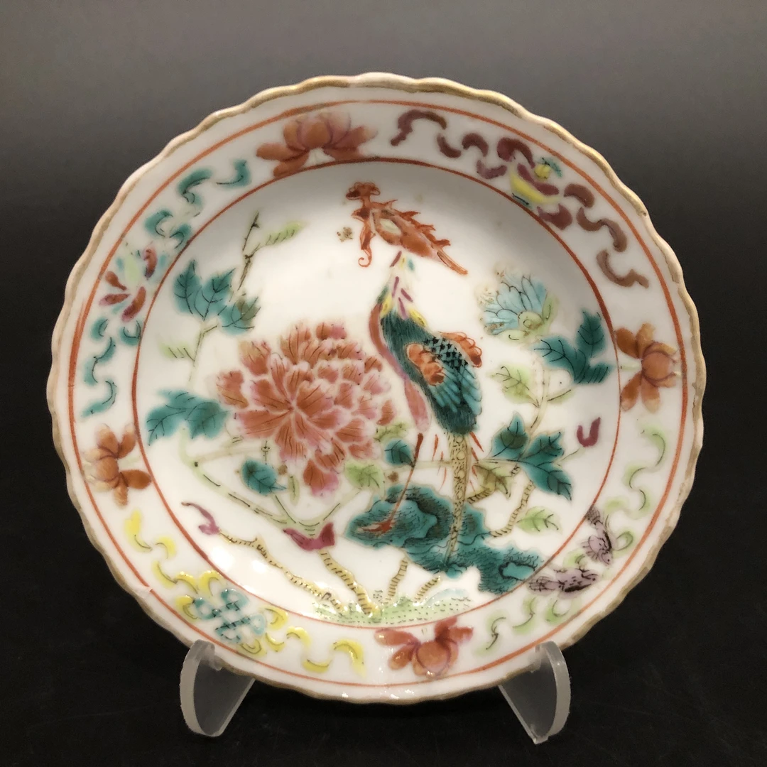 25110105 清光绪粉彩凤凰牡丹图葵口碟 直径10.4cm