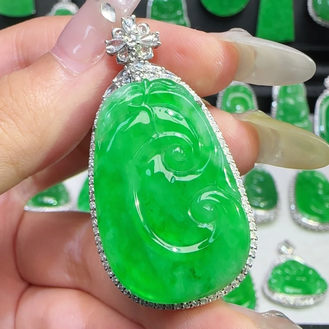 翡翠18K金镶嵌颈饰