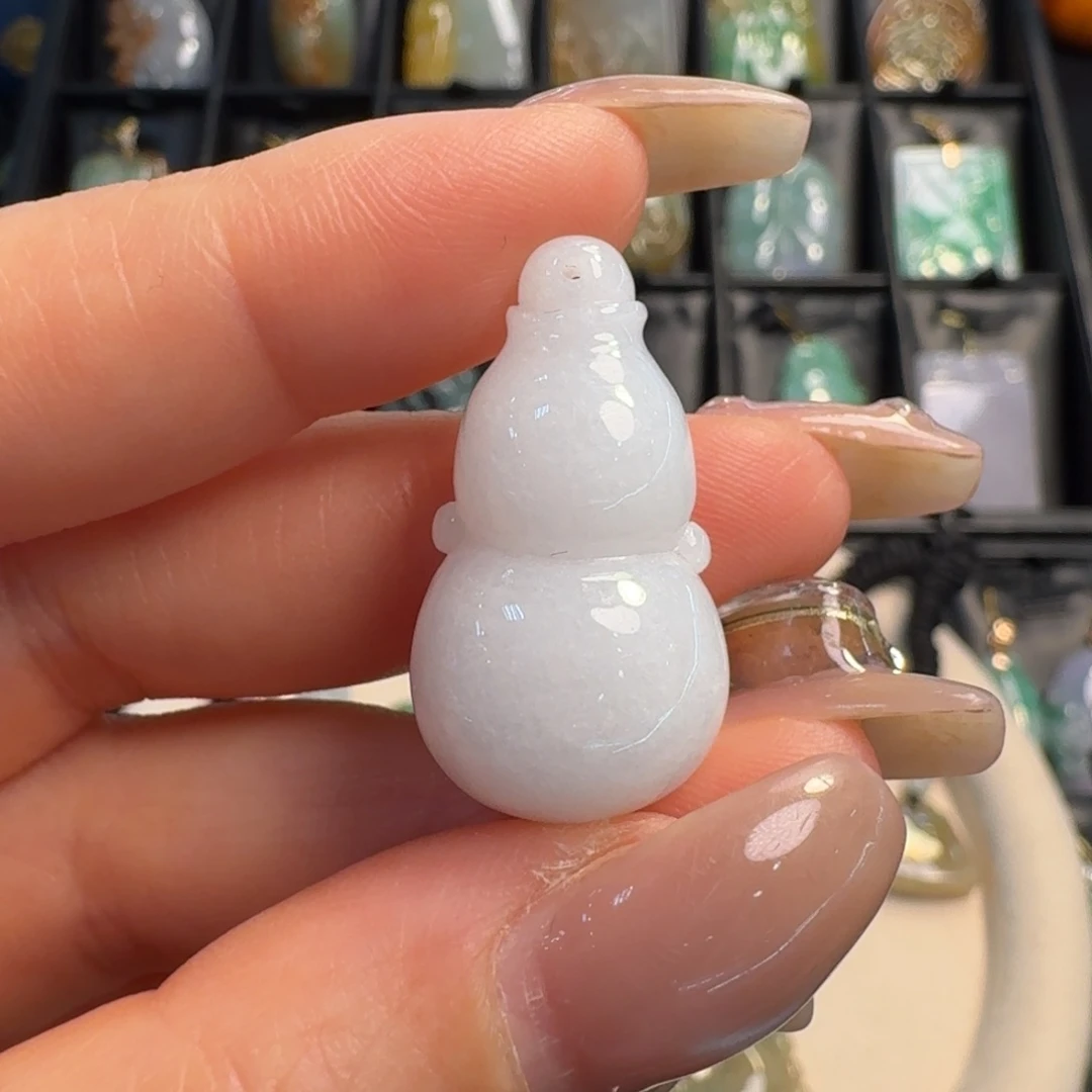 翡翠未镶嵌颈饰葫芦