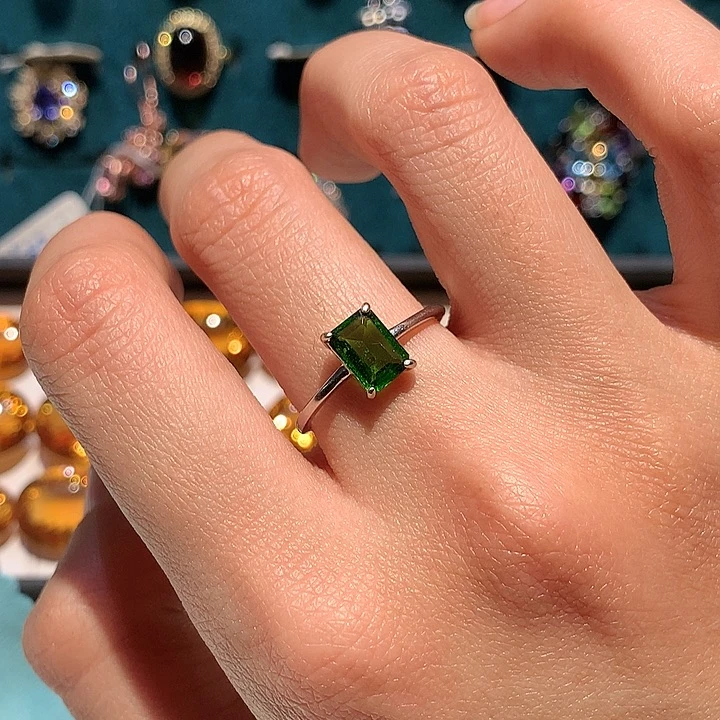 银S925镶嵌透辉石戒指