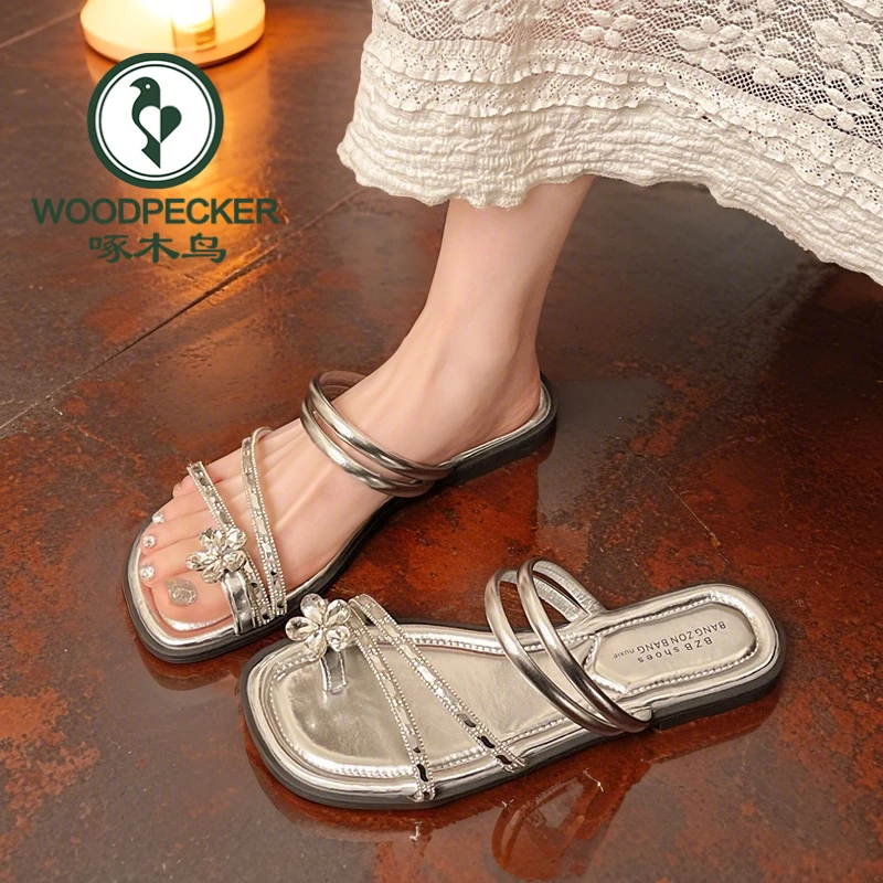 啄木鸟法式平底套趾凉拖鞋女2025夏季新款绝美配裙子水钻沙滩凉鞋
