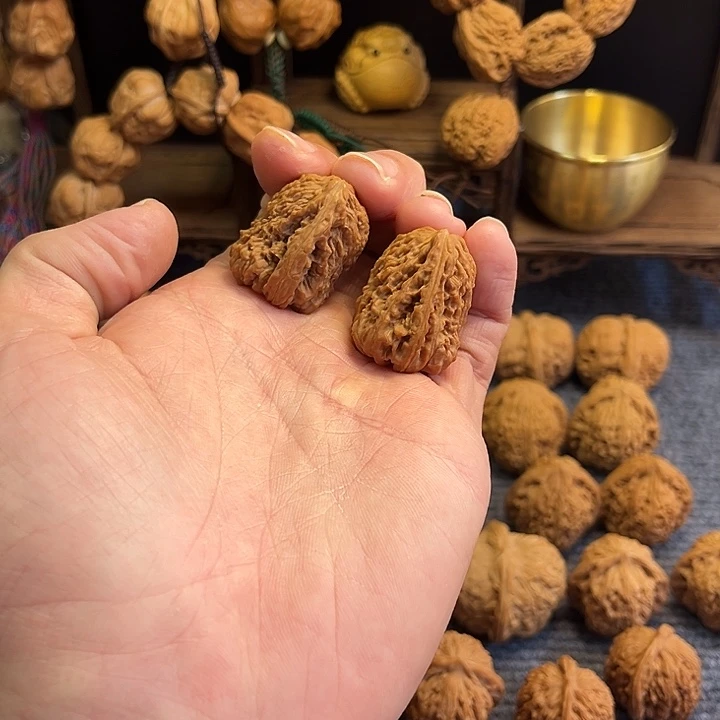 把件文玩核桃南疆石手捻一根筋