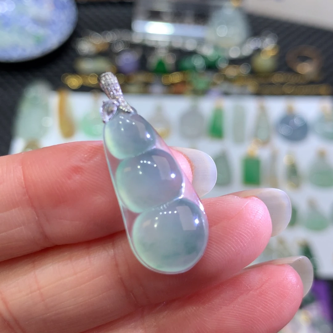 翡翠颈饰18K金镶嵌翡翠吊坠的未镶嵌