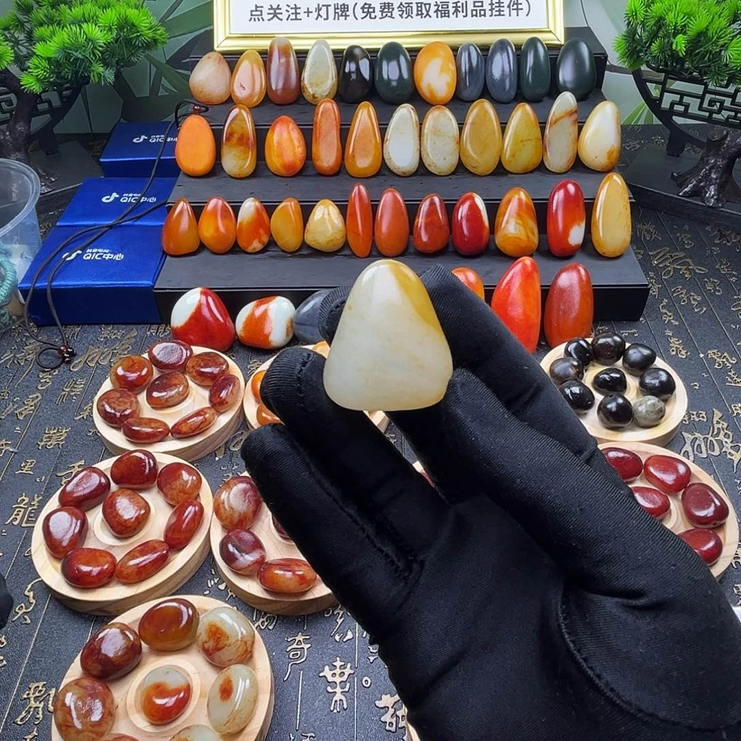 和田玉未镶嵌吊坠(赠链)