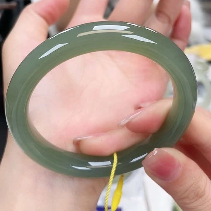 和田玉手镯59未镶嵌莫****?