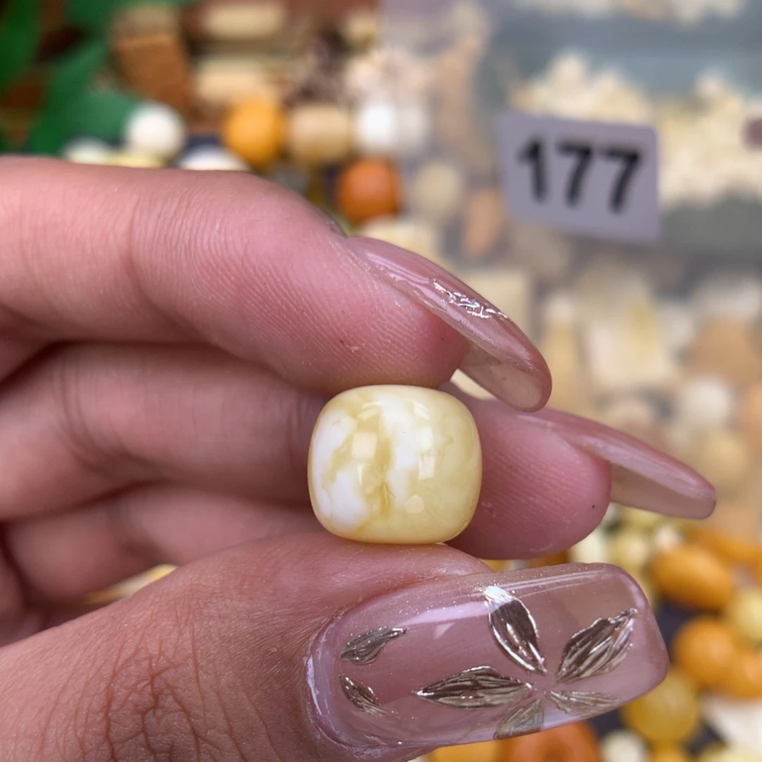 琥珀珠宝奇石未镶嵌小*哥12.2 微微粉