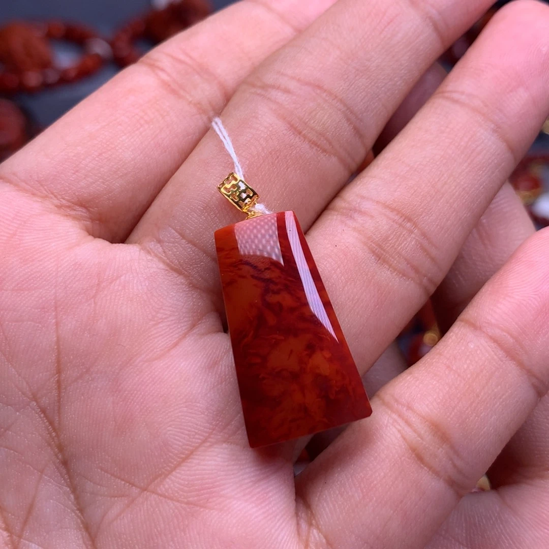 南红玛瑙18K金镶嵌珠宝奇石无事牌吊坠