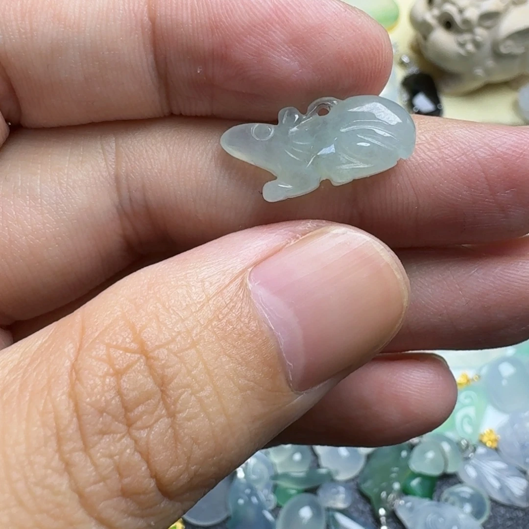 翡翠未镶嵌颈饰小老鼠