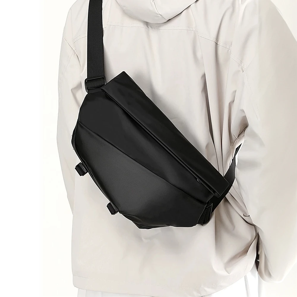 男士斜挎包通勤包胸包男款邮差包骑行包机车背包运动男生单肩包潮