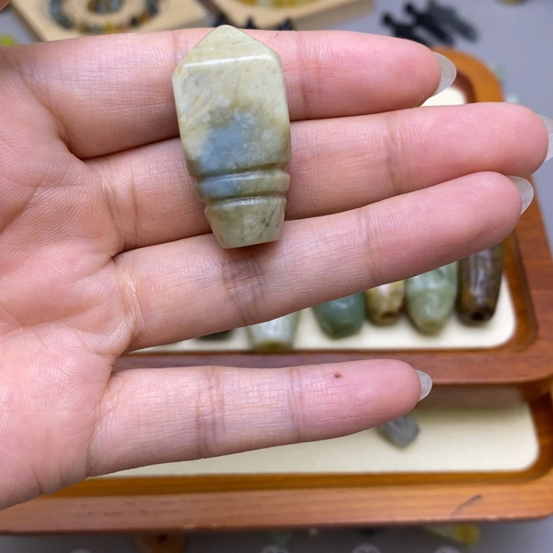 和***畅未镶嵌蛇纹石玉配饰