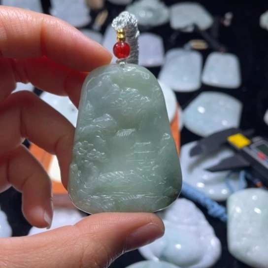 翡翠未镶嵌颈饰山水牌，微瑕