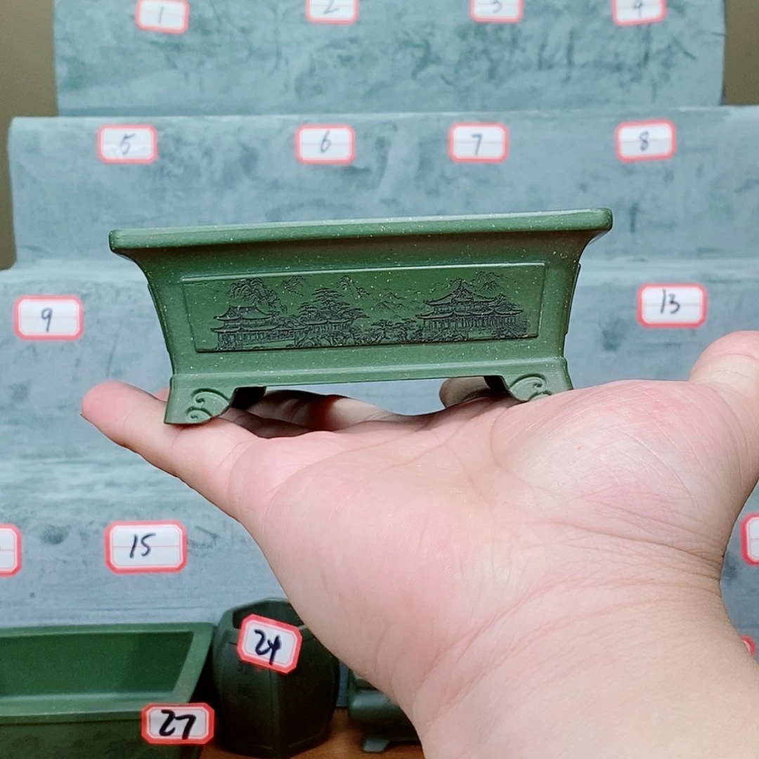 紫砂花盆在外面玩的