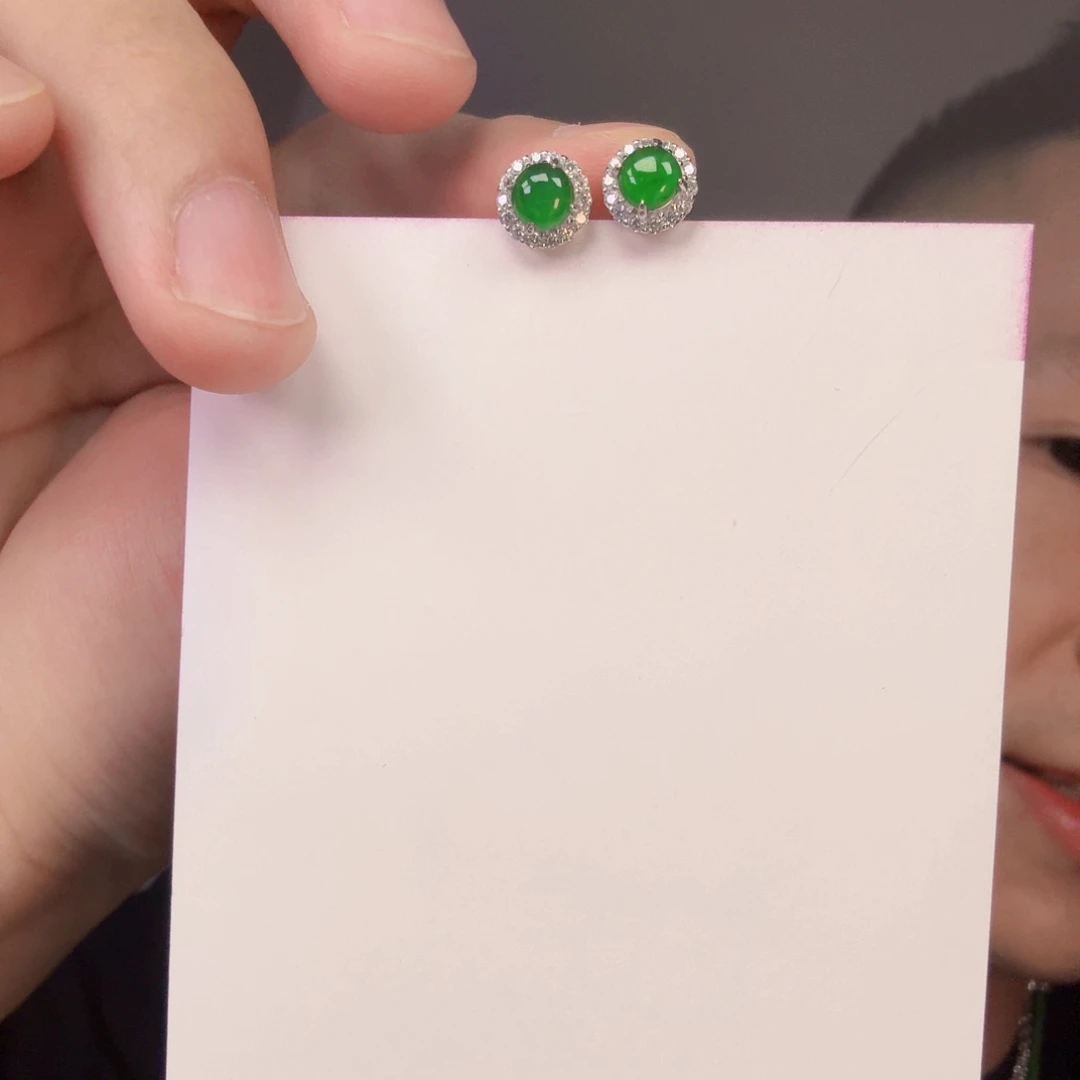 翡翠未镶嵌颈饰一对