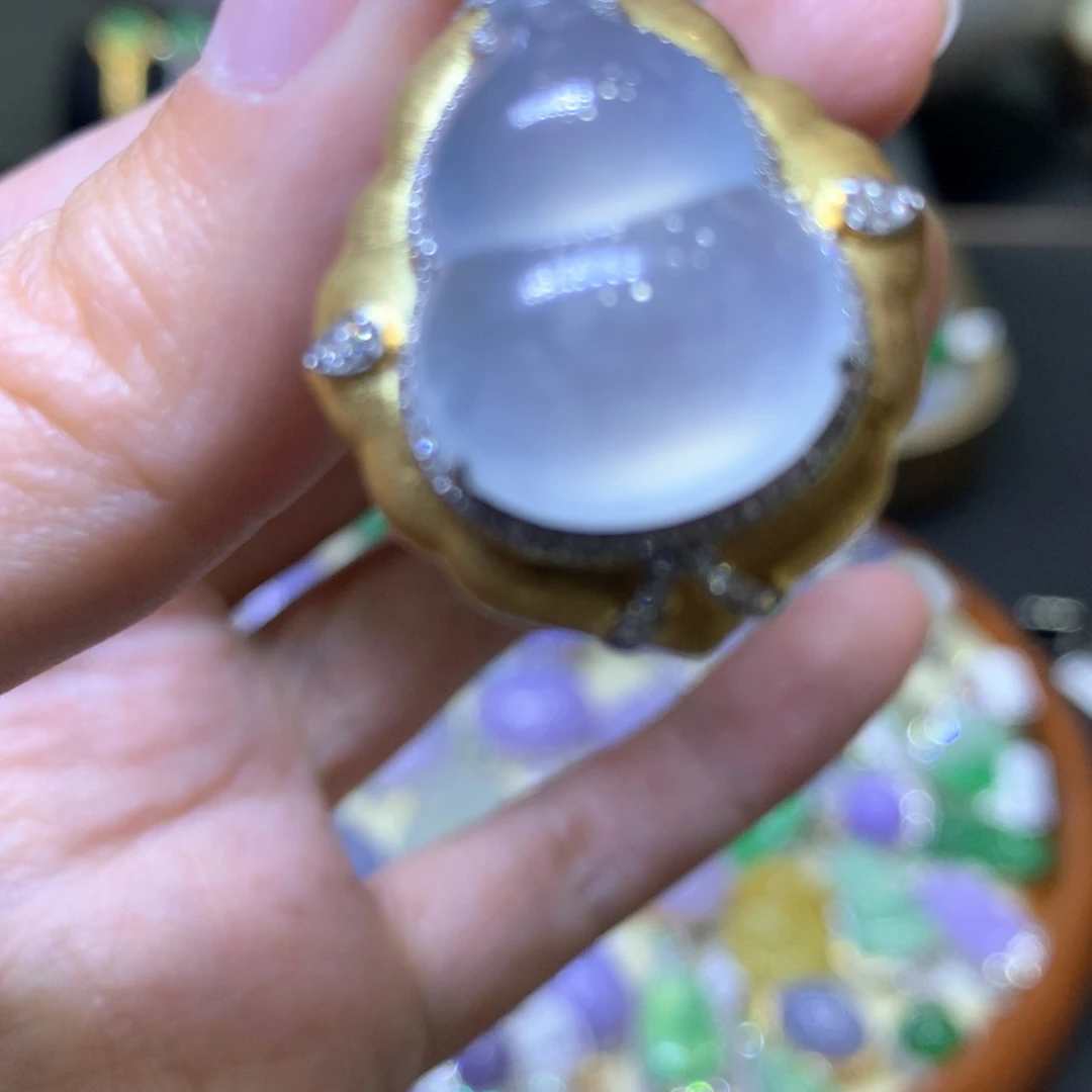 【闪购商品】翡翠颈饰18K金镶嵌小**?翡翠吊坠项链