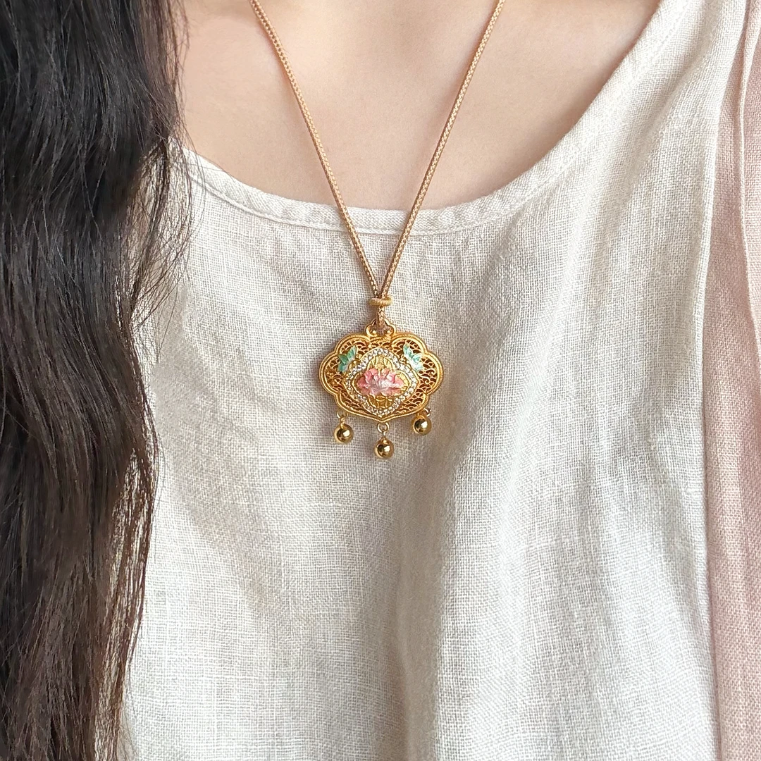 吊坠足银锆石 蝶戏莲  银奶奶足银999.9新中式珐琅彩描金银锁吊坠