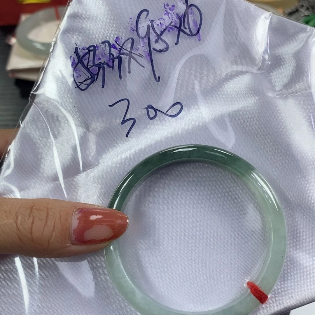 翡翠手镯未镶嵌天然翡翠